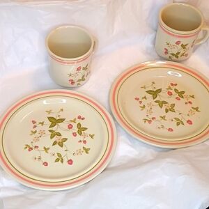 Newcor Vintage Strawberry plates small and mugs great condition
